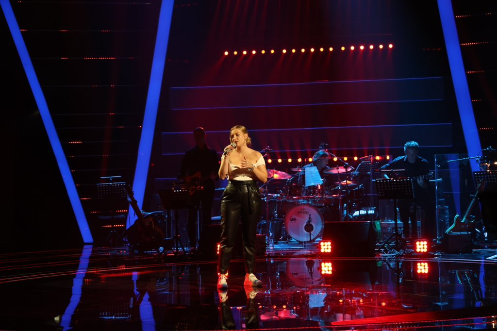 itsdanikristina's tweet photo. Wow. Nikad nisam mogla ni sanjati da će se svi mentori okrenuti baš meni.
Hvala @TheVoiceHRT i svim mentorima (posebno Damiru Urbanu 🫶🏻) i ekipi na ovoj jedinstvenoj prilici. Jedva čekam vidjeti što me dalje čeka ❤️
#TheVoiceHRT #timUrban https://t.co/J4bGplp0Al