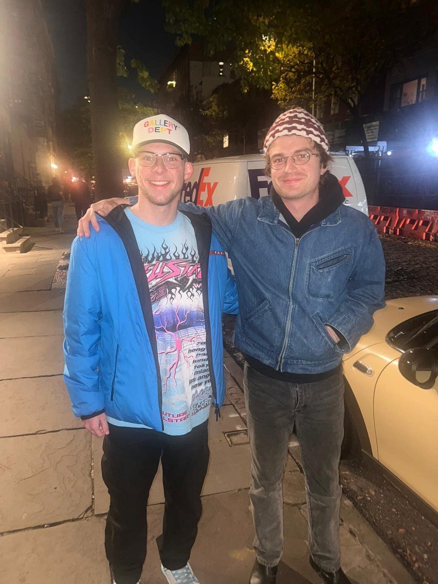 keerybr's tweet photo. Amor! 🥰

Joe Keery com fã em Nova York, recentemente.

📸 | Elaine Mclean https://t.co/F1IgSEI4St