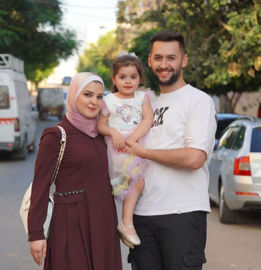 Alhamdhulillaah's tweet image. This is 3 year-old Julia who lost both her parents after Israeli occupation airstrikes...