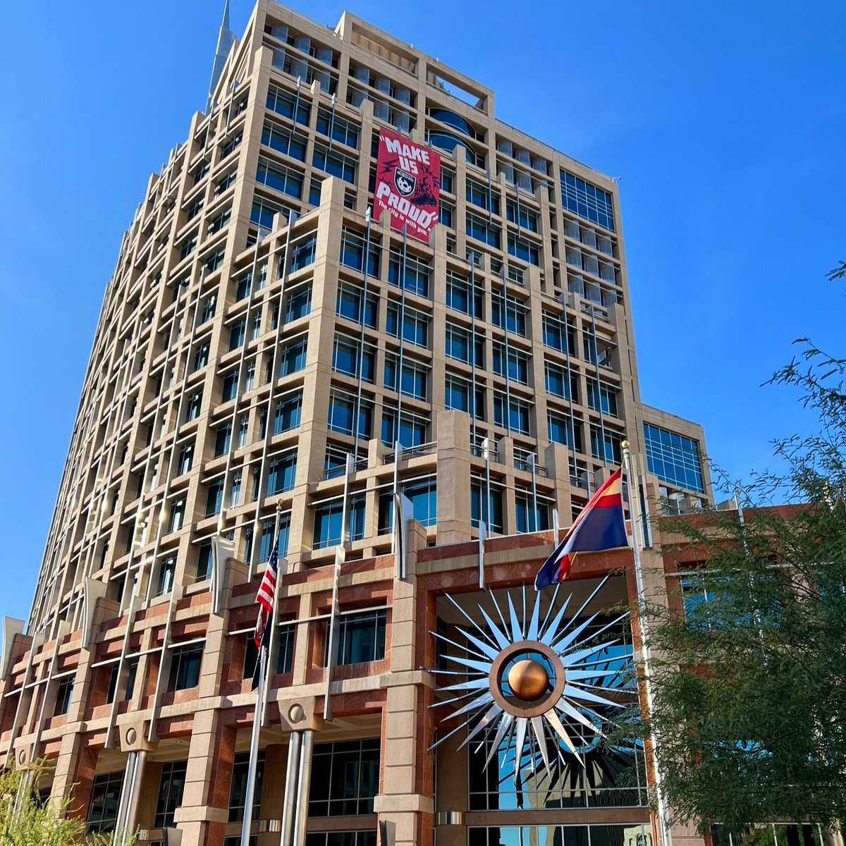 Good luck to @PHXRisingFC as they go for ⚽ 🏆 on Sunday against @Chas_Battery.

Phoenix City Hall is ALL IN with a new rally banner! 

#PHX #RisingAsOne
@USLChampionship