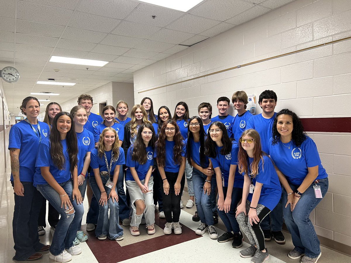 FloresvilleISD's tweet photo. We love this! For their November Service Project, Floresville Middle School NJHS members created Veterans Day cards, which were then delivered to the residents of Frank M. Tejeda Texas State Veterans Home. What a great way to show appreciation to our local veterans! 🇺🇸 https://t.co/K45LYrKtla