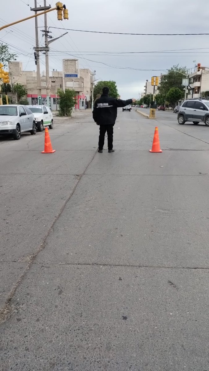 ccypctw's tweet photo. ➡️Personal de #GuardiaUrbana se encuentra desviando el tránsito para que personal de #Policia y a @CoopTrelew trabaje en un poste y cables caídos. 

📍Se desvía en Av. Yrigoyen y Brasil, y Av. Yrigoyen y Paraguay https://t.co/QVG1Ia4J44