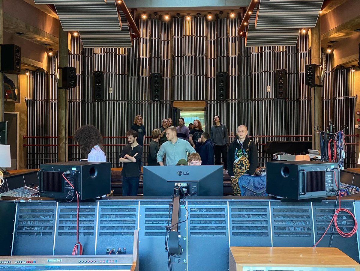 JonoGilmurray's tweet photo. Had such an incredible day taking a large group of @BIMM_Institute Production students on an all-day field trip to Peter Gabriel’s Real World studios. Huge thanks to the amazing @marcomigliari for hosting such an inspiring and memorable day for all! https://t.co/621CWH3XYk