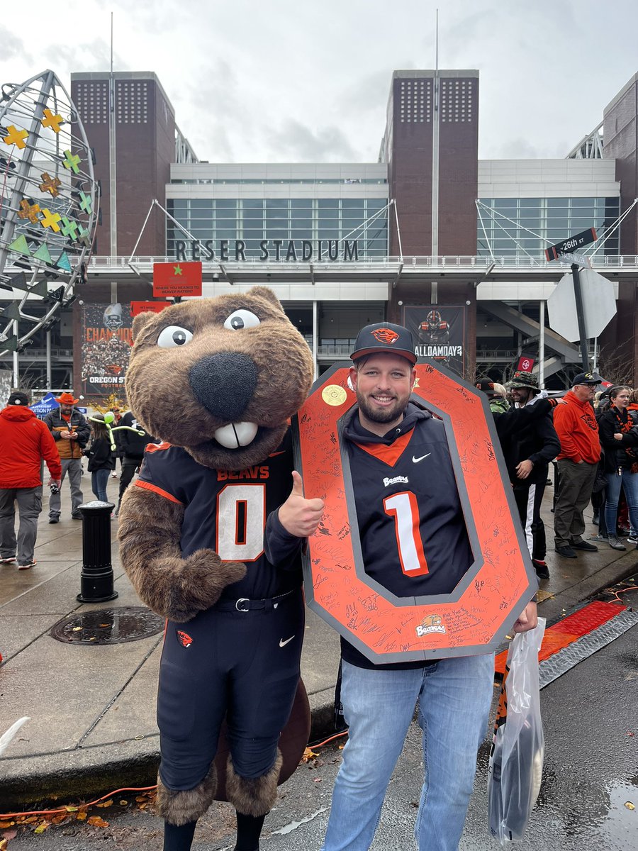 KevinLint1's tweet photo. Thank Benny for the pic with the Oregon State O #GoBeavs https://t.co/9XFFY2thpa