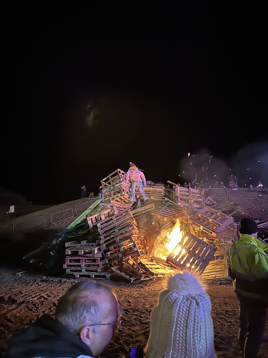 HelenBeeGee1's tweet photo. @BridportNubNews winners of Guy Fawkes competition :) Summer and Ruby 8 year olds from West Bay and Chideock https://t.co/zGS8HB2Y1g