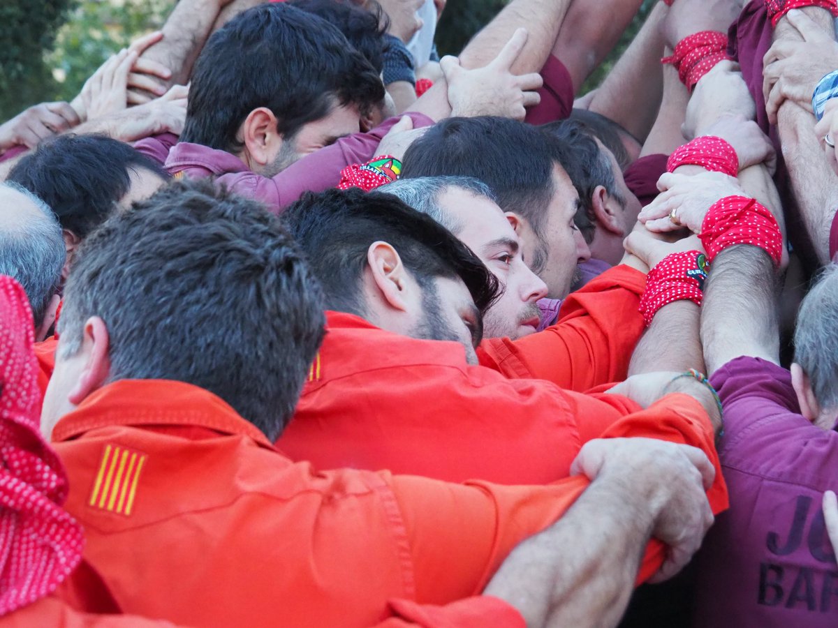 ptorra's tweet photo. Treball en equip, cooperació de tots els sexes i edats, barreja de colles, objectiu comú. Esforç. Emoció. Els nostres Guillats aprenen i milloren cada any. Endavant! Ens agrada tant tenir colla castellera pròpia a La Selva! https://t.co/cfKZCmzdTY