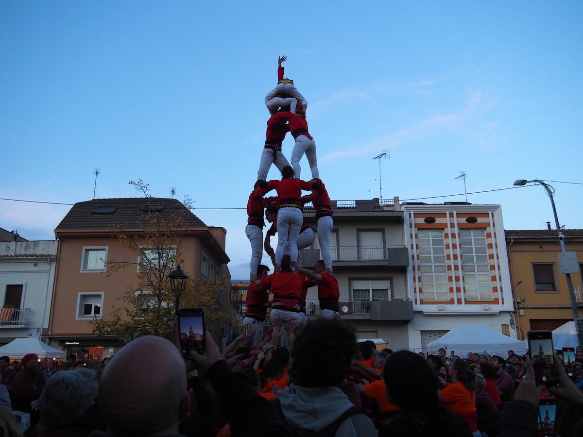 ptorra's tweet photo. Treball en equip, cooperació de tots els sexes i edats, barreja de colles, objectiu comú. Esforç. Emoció. Els nostres Guillats aprenen i milloren cada any. Endavant! Ens agrada tant tenir colla castellera pròpia a La Selva! https://t.co/cfKZCmzdTY