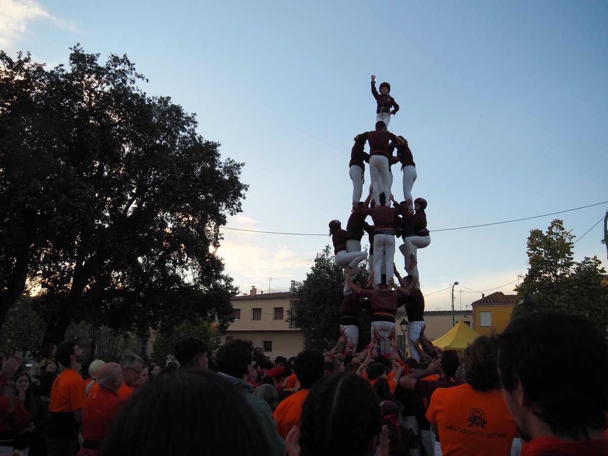 ptorra's tweet photo. Treball en equip, cooperació de tots els sexes i edats, barreja de colles, objectiu comú. Esforç. Emoció. Els nostres Guillats aprenen i milloren cada any. Endavant! Ens agrada tant tenir colla castellera pròpia a La Selva! https://t.co/cfKZCmzdTY