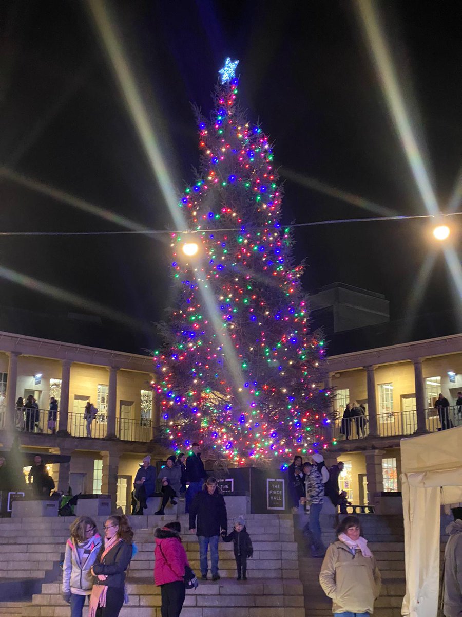 Starting to get in the Christmas spirit. Lovely evening wandering around the <a href="/ThePieceHall/">The Piece Hall</a>. Such a warm, welcoming vibe