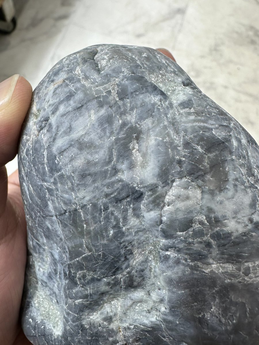 今日の糸魚川鉱物は、 「コランダム・サファイアの原石」です😁 少し