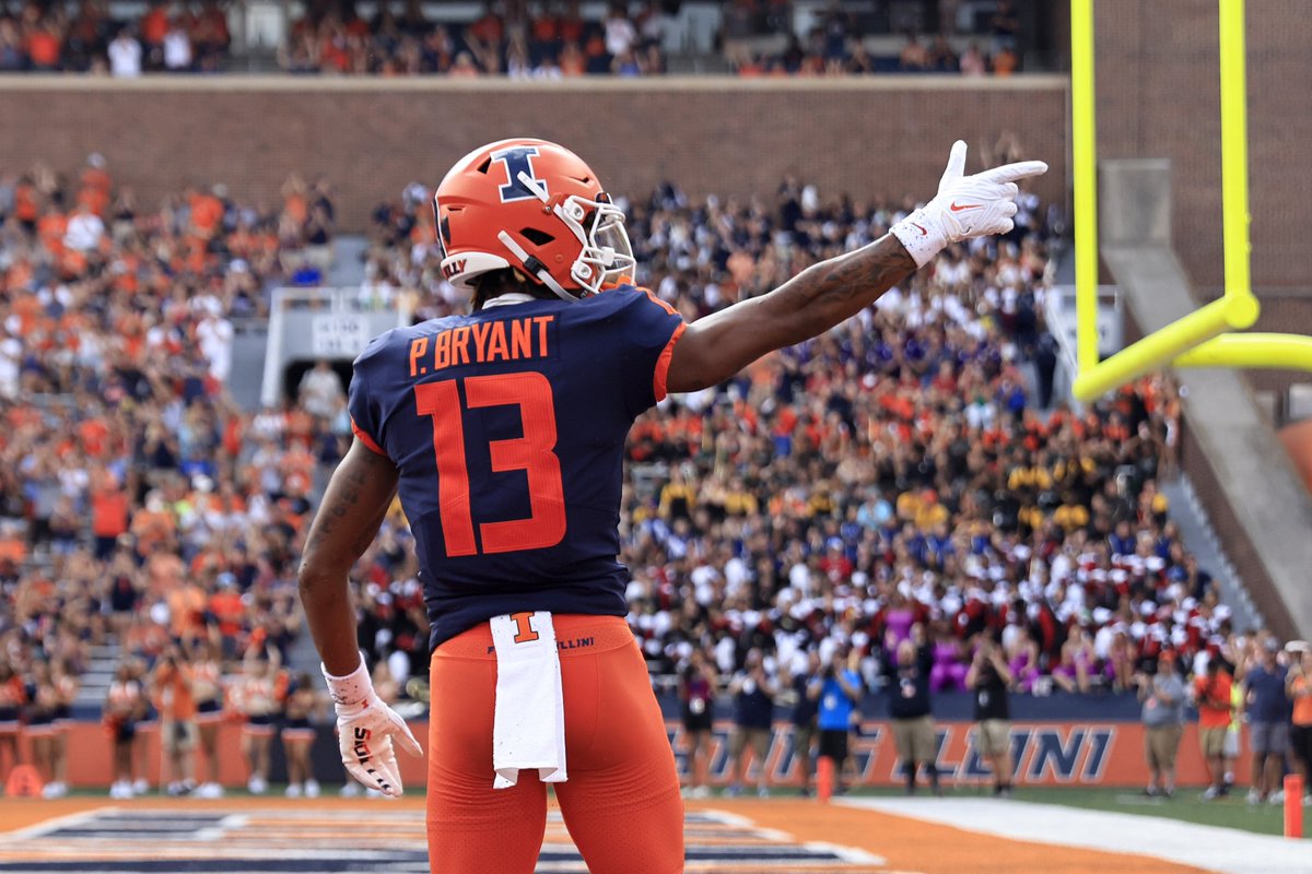 CFBAlerts_'s tweet photo. The Illinois offense with NCAAF type numbers today in OT win over Indiana. 

QB John Paddock:
- 24/36
- 507 yards
- 4 TD

RB Reggie Love III:
- 24 carries
- 140 yards
- 2 TD

WR Isaiah Williams:
- 9 catches
- 200 yards
- 2 TD

WR Pat Bryant:
- 6 catches 
- 146 yards
- TD https://t.co/sfvU6EvW6B