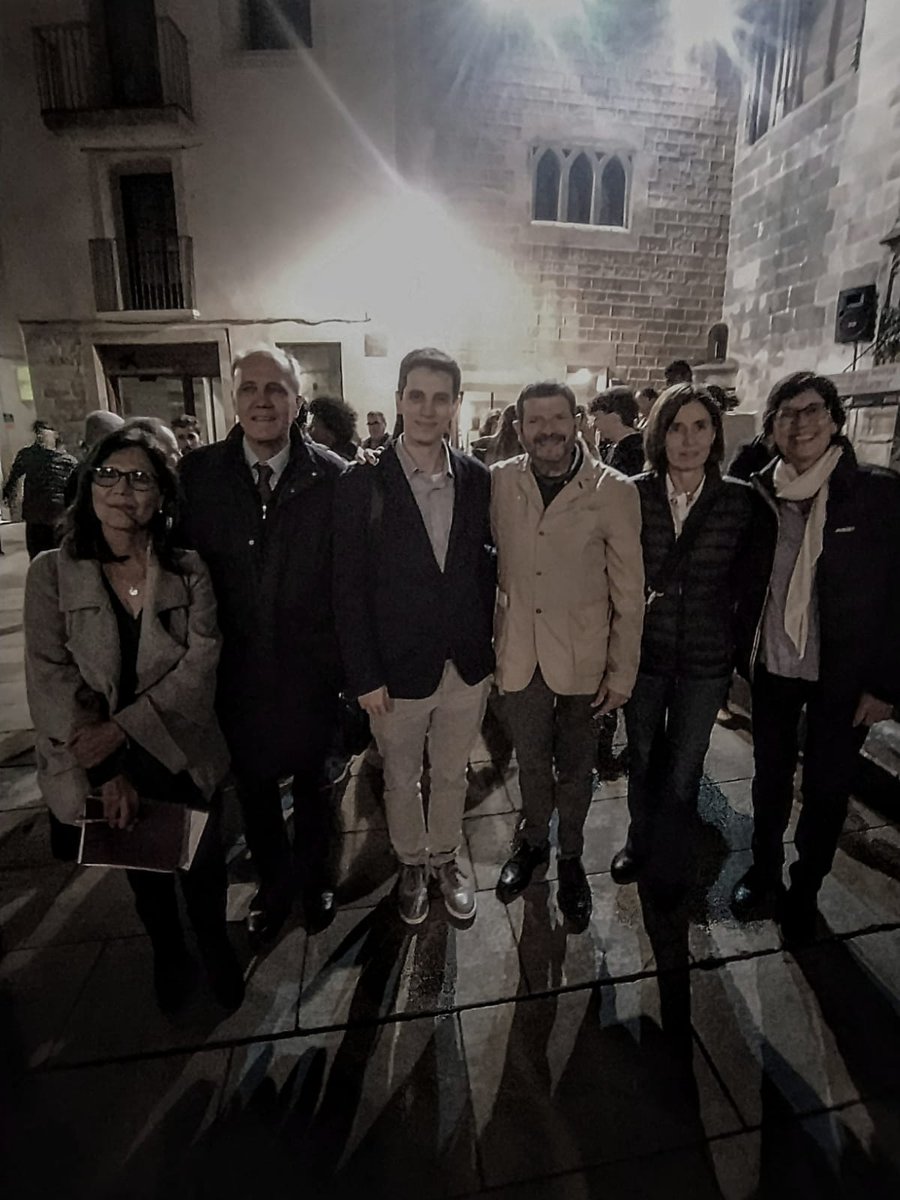 *No hi ha futur sense #memòria* Desenes de veïnes i veïns de diverses nacionalitats i religions han participat en l’acte organitzat a #CiutatVella per la Comunitat de <a href="/santegidio_ES/">ComunidadSant'Egidio</a>,recordant el 85è. aniversari del progrom a #Alemanya,conegut com la #NitVidresTrencats. #Barcelona