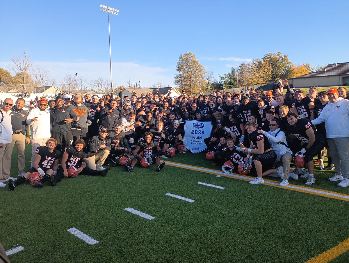oaksie72's tweet photo. This is how we do it. 

Undisputed Mid-South champs. https://t.co/f2A2w9z2xj