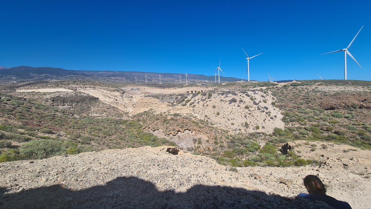 JRawlingsVolc's tweet image. Days 3 &amp;amp; 4 of the University of Southampton Tenerife fieldtrip, logging pyroclastic flows, falls and ignimbrites in the Montana Magua area, and investigating volcaniclastic deposits and pahoehoe lava flows at Roques de Garcia.