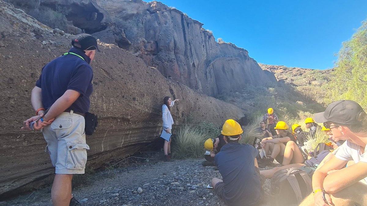 JRawlingsVolc's tweet image. Days 3 &amp;amp; 4 of the University of Southampton Tenerife fieldtrip, logging pyroclastic flows, falls and ignimbrites in the Montana Magua area, and investigating volcaniclastic deposits and pahoehoe lava flows at Roques de Garcia.