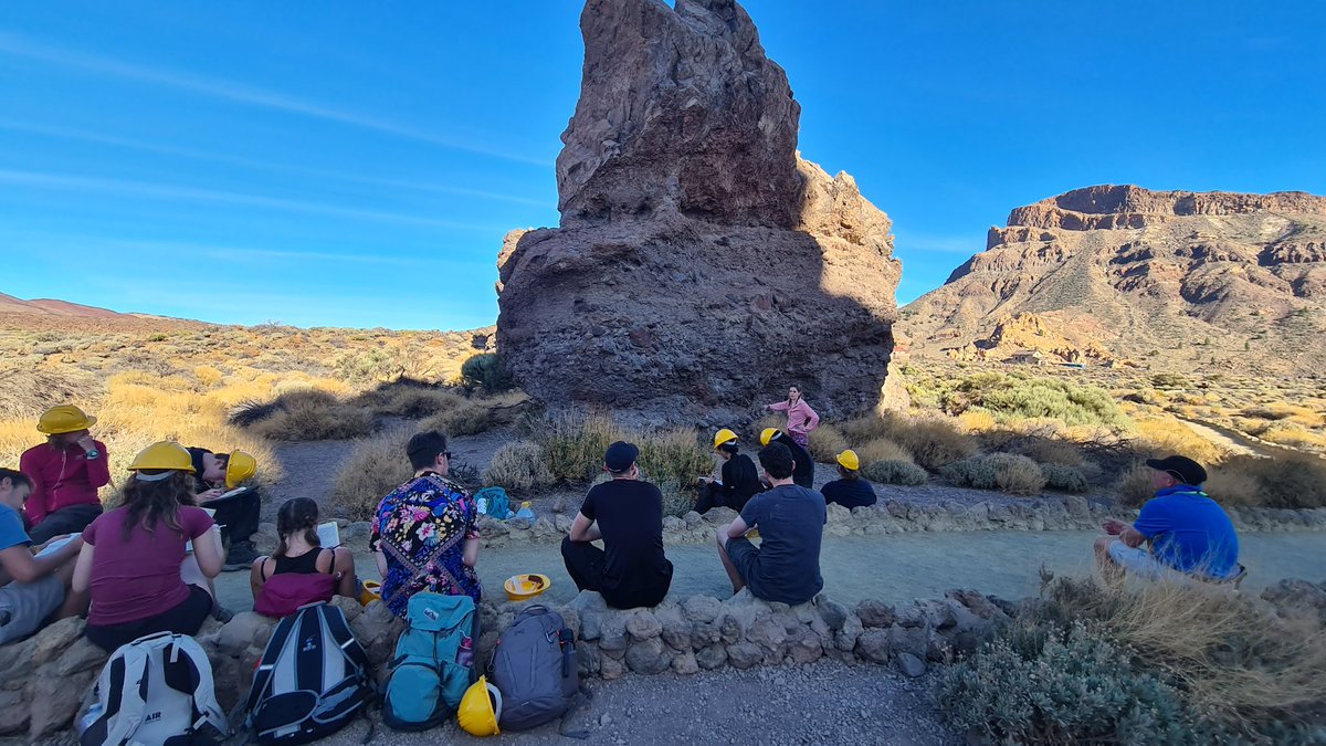 JRawlingsVolc's tweet image. Days 3 &amp;amp; 4 of the University of Southampton Tenerife fieldtrip, logging pyroclastic flows, falls and ignimbrites in the Montana Magua area, and investigating volcaniclastic deposits and pahoehoe lava flows at Roques de Garcia.