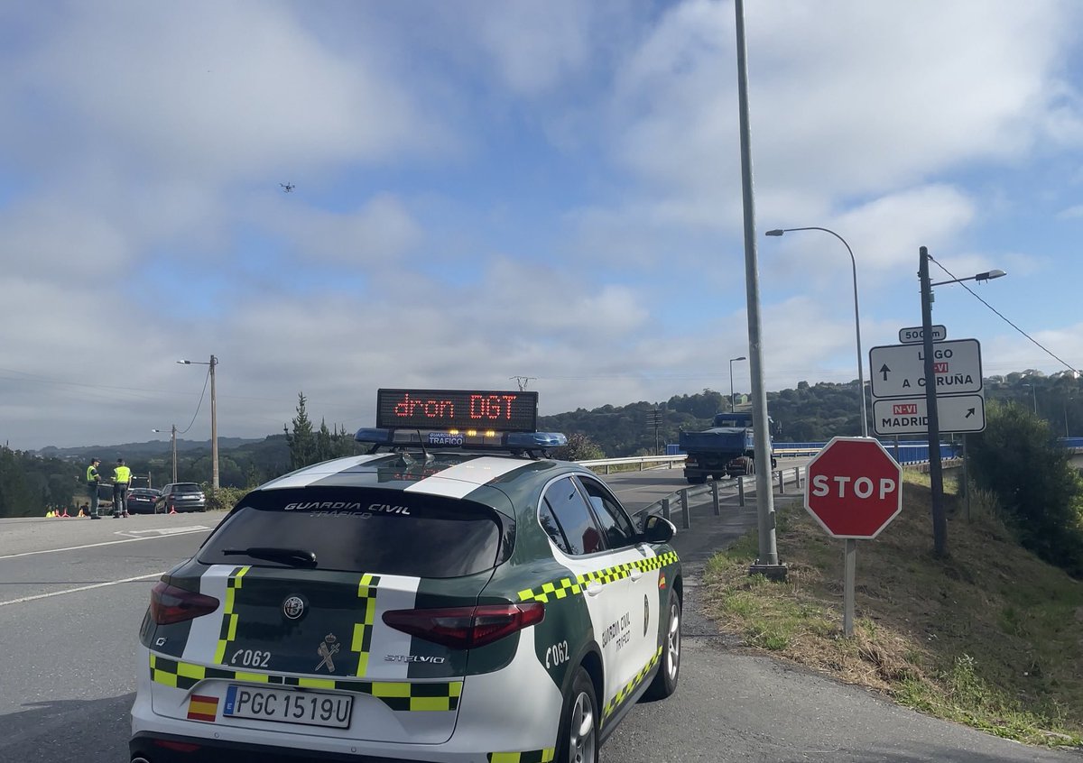 Los drones de la @DGTes están destinados a:

👉🏻Detección de conductas temerarias.

👉🏻 Vigilancia Aérea de la #SeguridadVial en tramos de riesgo de siniestros viales.

👉🏻Carreteras de mayor tránsito del colectivo vulnerable: ciclistas, motociclistas y peatones.

#NoEsPorLaMulta