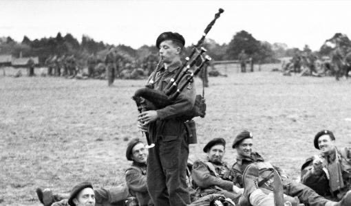 bagpiper's tweet photo. Canadian bagpiper William Millin, piper to Simon Fraser, 15th Lord Lovat, commander of the British 1 Special Service Brigade at D-Day.

Millin is best remembered for playing the pipes whilst under fire during the D-Day landing in Normandy. https://t.co/o9OAWk8VGj