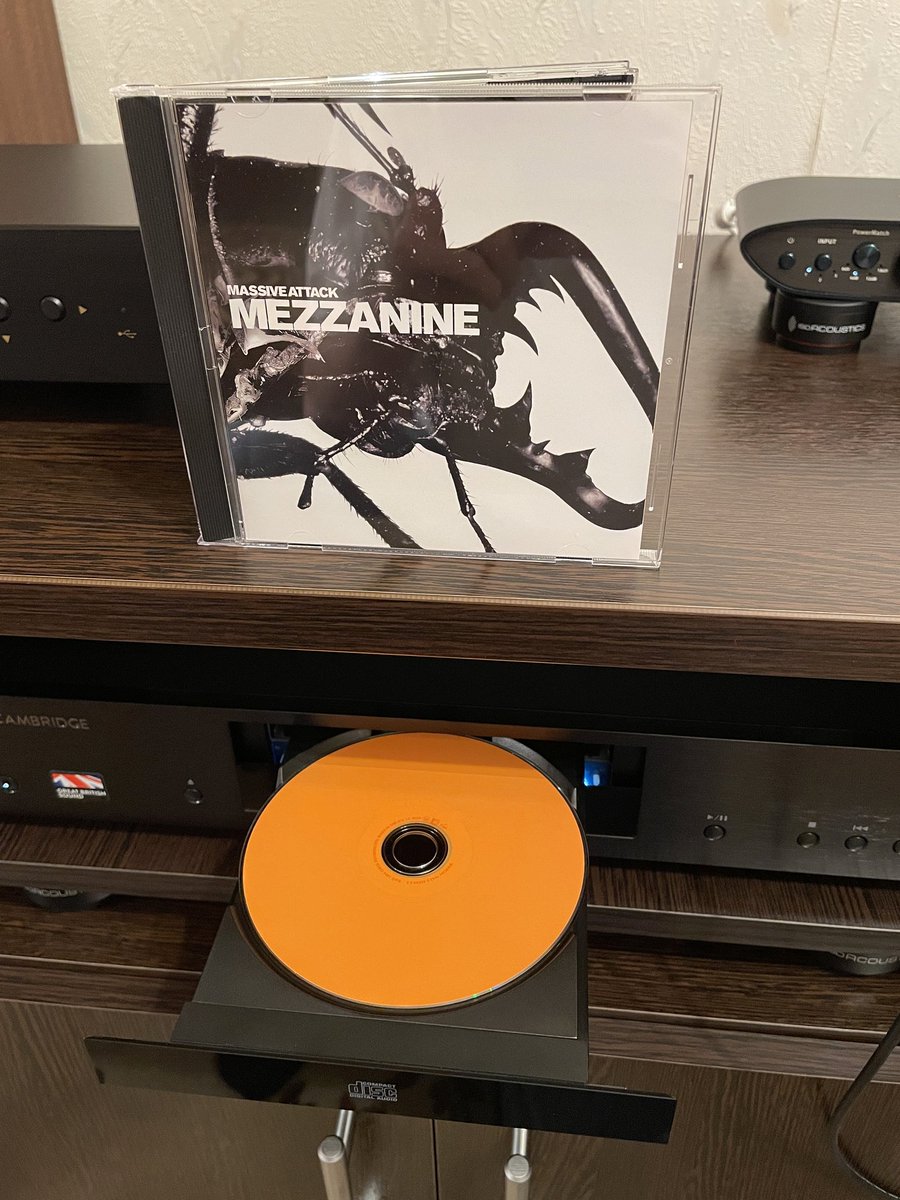 UltraDecoder's tweet photo. 💿#MassiveAttack – #Mezzanine (1998)💿

Tracklist:
Angel  (6:18)
Risingson  (4:58)
Teardrop  (5:29)
Inertia Creeps  (5:56)
Exchange  (4:11)
Dissolved Girl  (6:07)
Man Next Door (5:55)
Black Milk  (6:20)
Mezzanine  (5:54)
Group Four  (8:13)
(Exchange)  (4:08) https://t.co/r3z381Ztdb