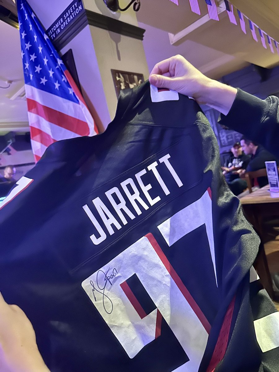 Mega cooler Abend mit @martinpfanner beim Football O’Clock live Podcast und dann noch das signierte Trikot von <a href="/GradyJarrett/">Grady Jarrett</a> gewonnen - besser geht’s nicht 😍🏈 #NFLFrankfurtGames