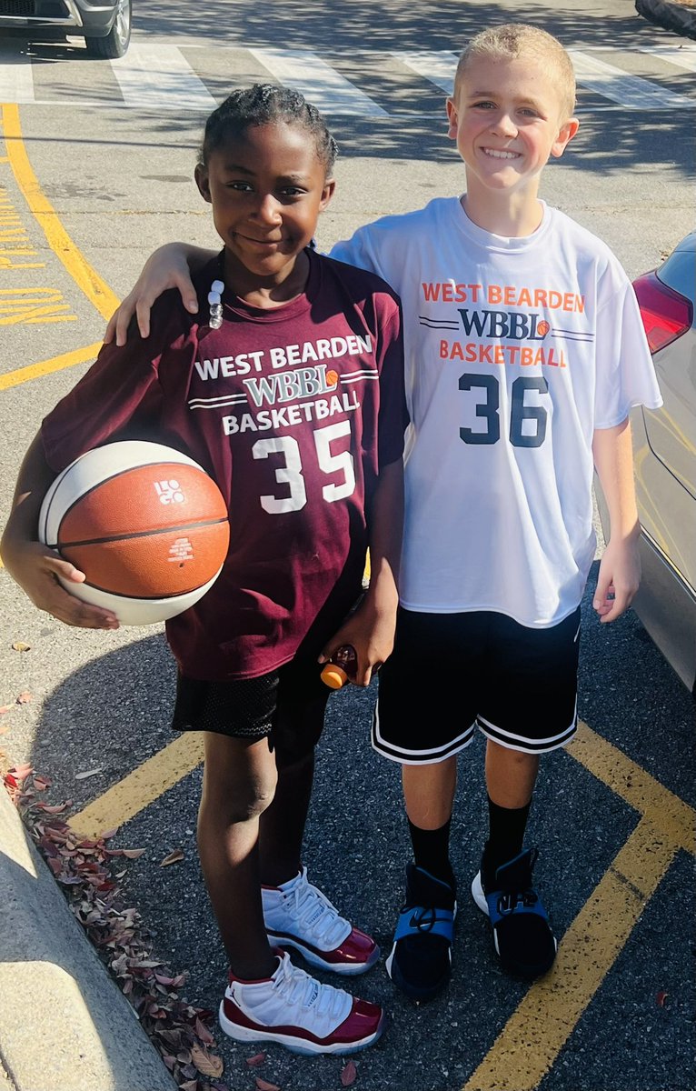 ImaniNichols34's tweet image. GAMEDAY and ran into my friend on the court. 🧡 #classof2034 #2ndgrade💪🏾