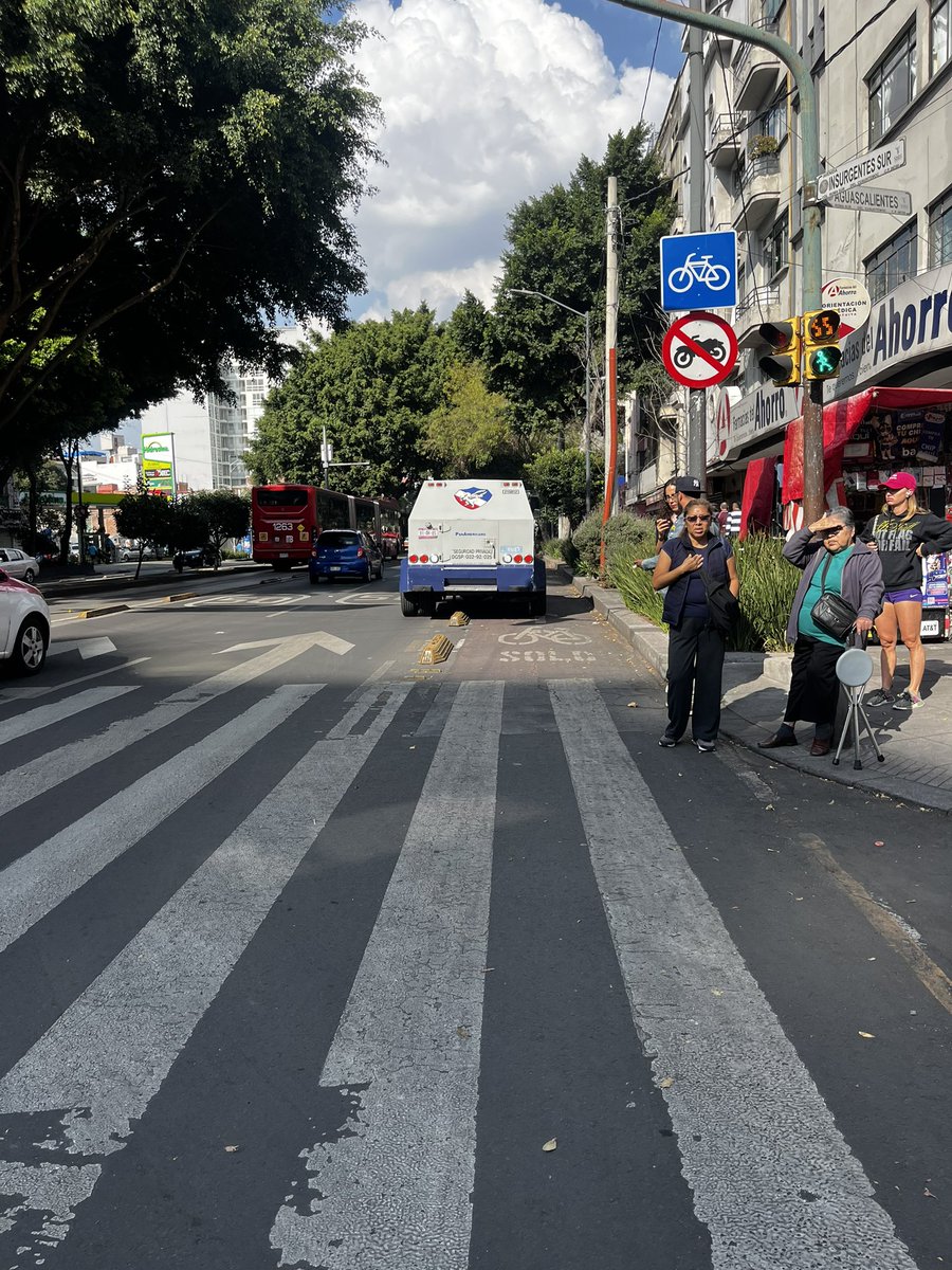 BicireporteraDF's tweet photo. ¿Por dónde lo rebasan?

❤️ Por “ahí pasas” (la derecha)
🔁 Por donde van los coches rápido (izq) https://t.co/C8bsJLoSl9