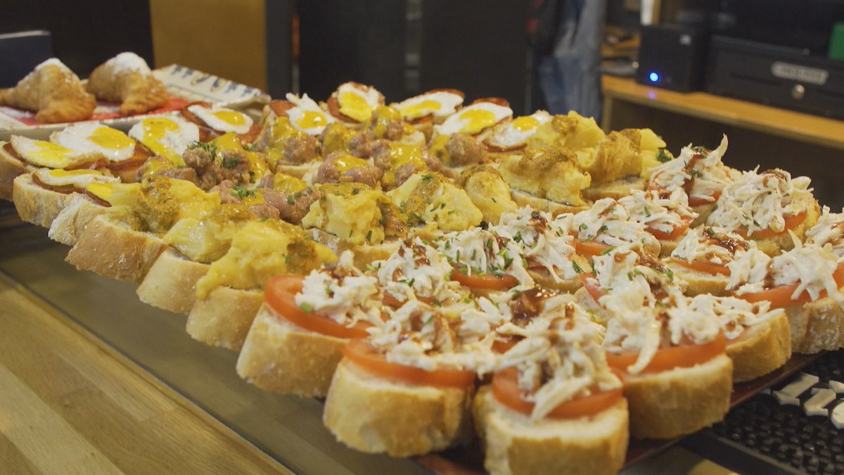 telemadrid's tweet image. ¿Buscas plan gastronómico a las afueras de Madrid? 📍 El bar Pintxo, es el punto de encuentro en Villaviciosa de Odón👌 @elpintxodevilla pinchos para abrir el apetito y después, carne de ciervo 🦌😋 #Nosvemosenelbar #pinchos #bares #VillaviciosadeOdón telemadrid.es/programas/nos-…