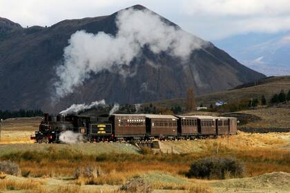 ceroplus_'s tweet photo. Descarriló La Trochita y hay cuatro turistas extranjeros heridos.

Un grupo de 47 norteamericanos habían contratado el servicio del tren patagónico hasta Ñorquinco, en Río Negro.

La formación descarriló entre Mamuel Choique y Río Chico, en plena estepa rionegrina. https://t.co/t6bso5Qp7q
