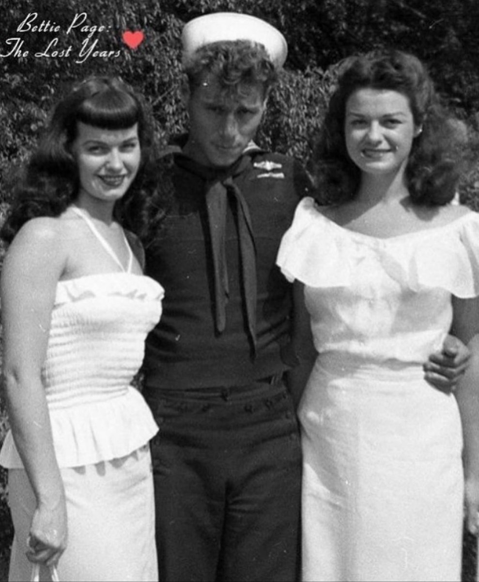 🇺🇸 Happy Veterans Day with gratitude to all who have served! 🙏🏼♥️ Bettie and her sister Goldie are celebrating one lucky sailor in this photo from the biography Bettie Page: The Lost Years by Tori Rodriguez of @bettie_page_fitness and Bettie’s nephew Ron Brem 👯‍♀️💞