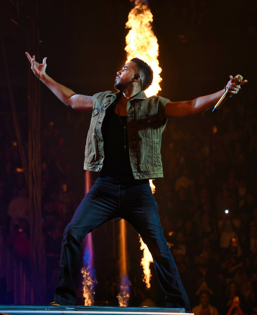 Romeo Santos tweet media