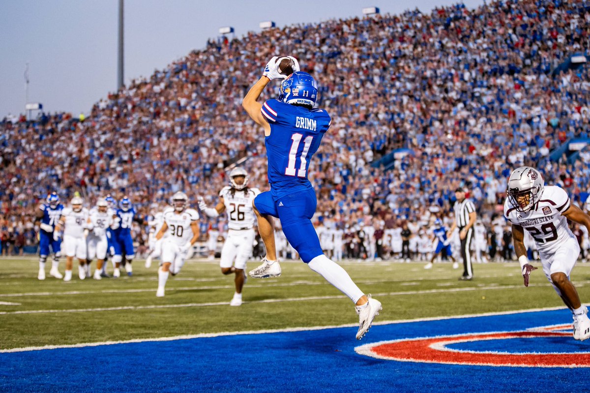 Jcarpenter06_'s tweet photo. After an amazing game day visit and conversation with @CoachLeipold I’m blessed to receive an offer to play for the University of Kansas!🔵🔴 @CoachTSamuel @Kotelnicki @CoachFuchs @ScottAligo @BillyBonneau @CoachSvarczkopf @LSWHawkFB #RockChalk https://t.co/I1MVLWn6T3
