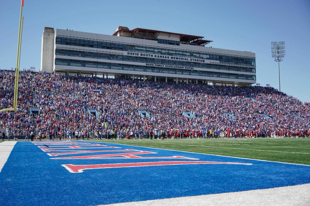 Jcarpenter06_'s tweet photo. After an amazing game day visit and conversation with @CoachLeipold I’m blessed to receive an offer to play for the University of Kansas!🔵🔴 @CoachTSamuel @Kotelnicki @CoachFuchs @ScottAligo @BillyBonneau @CoachSvarczkopf @LSWHawkFB #RockChalk https://t.co/I1MVLWn6T3