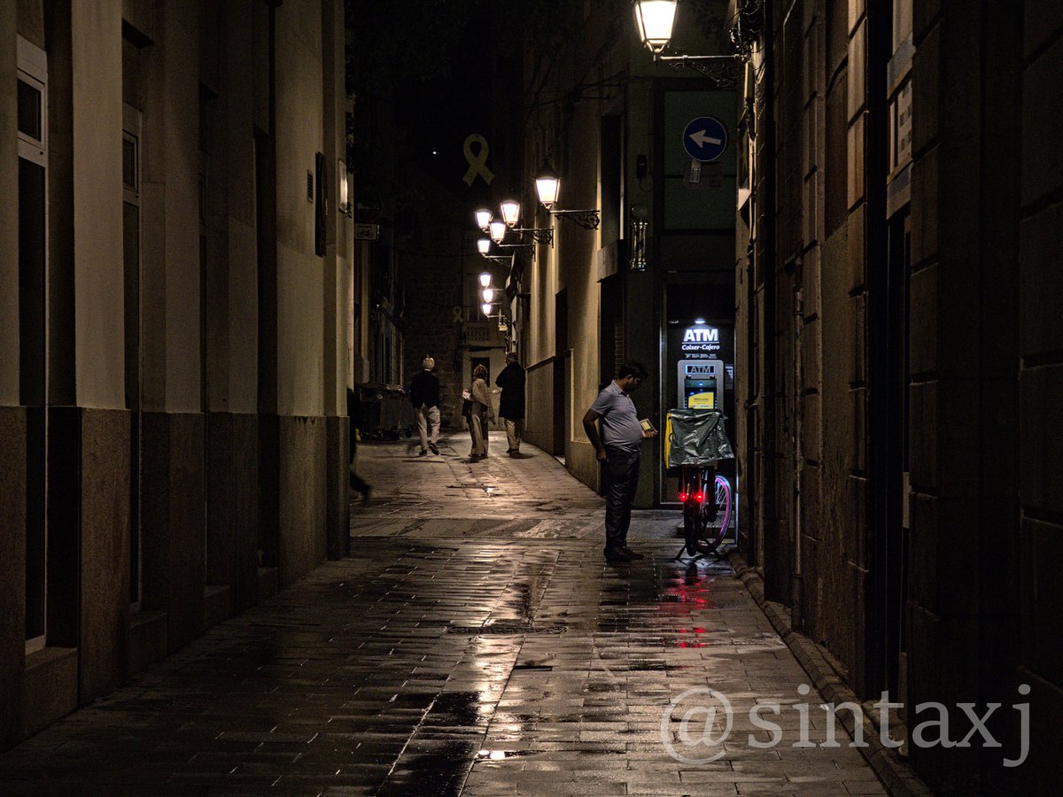 🌃A Night in Barcelona 🌃

#work #stroll 

📸#lumixg9 12-60mm
#streetphoto