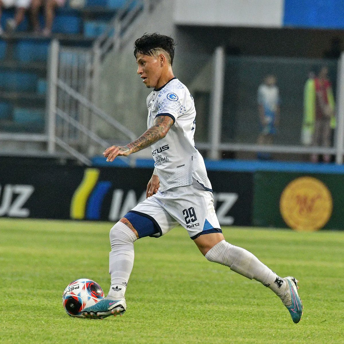 cdptropico's tweet photo. ¡Hasta el final, vamos banda!
Buenas tardes familia, les compartimos fotografías del partido ante la U. de Vinto.💪⚽️💙
#PalmaFlorDelTrópico https://t.co/bI6maBeOnA