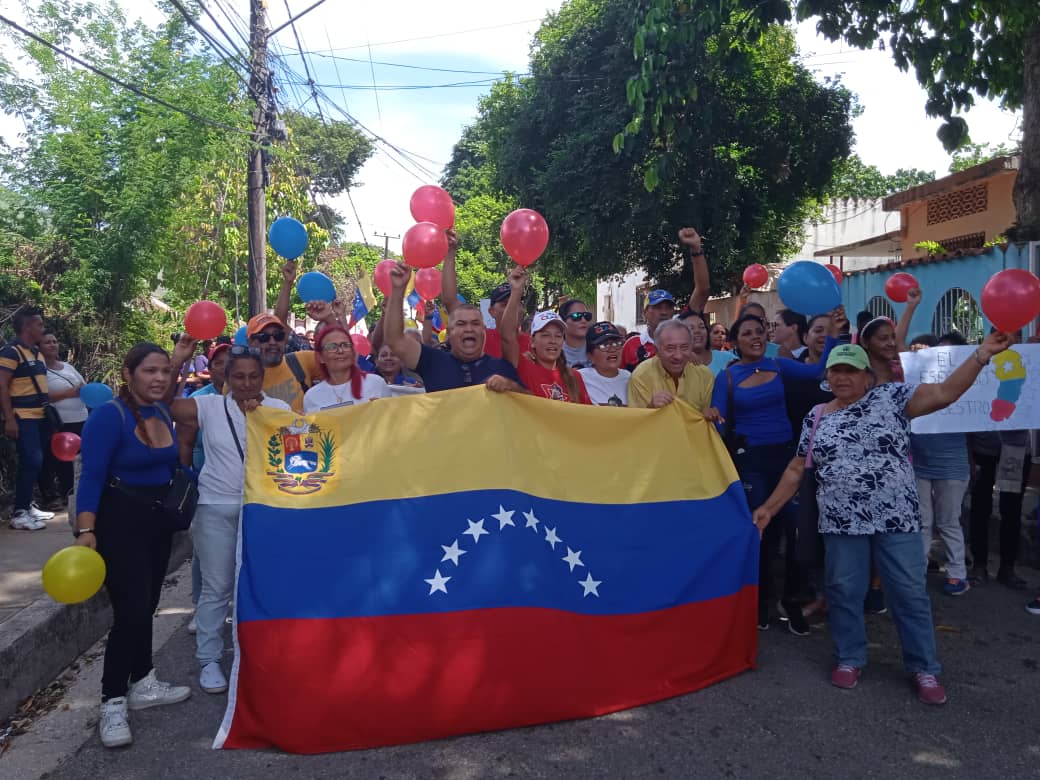 La defensa de nuestro Esequibo ha movido el sentimiento nacional y el patriotismo hoy con alegría para respaldar la consulta del próximo 3 de diciembre. 
#ElEsequivoNosPertenece  
#ElEsequiboEsLaMisión
 M . TM