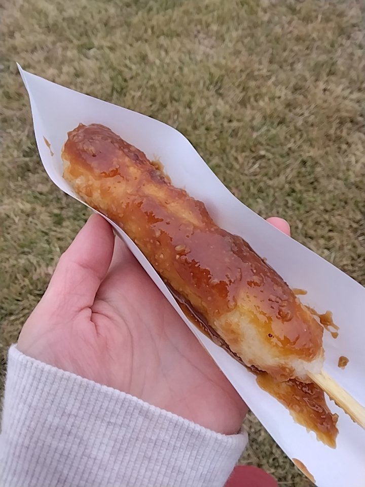 marines23H's tweet photo. 栃木県初出店の #郷土料理じゃんご さんで甘辛味噌塗りのきりたんぽを😋
買った直後に落っことしてしまったのですが、新しいのと取り替えて下さいました😂ありがたい！！！
思ったより温かかったし、鍋じゃないきりたんぽ初だったけど、これはこれで好き🤗

#カヌマキャンフェス2023
#campcampfes https://t.co/uyY4jLHXTk