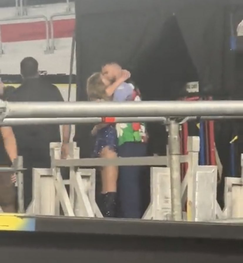 TaylorPeru13's tweet photo. Yo después de ver el beso de Taylor y Travis: https://t.co/C1gNnGA23d