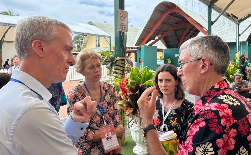 Comparing notes with @AusHCFJ Ewen McDonald, Australian High Commissioner in Fiji and Special Envoy for the Pacific and Regional Affairs at #PIFLM52.