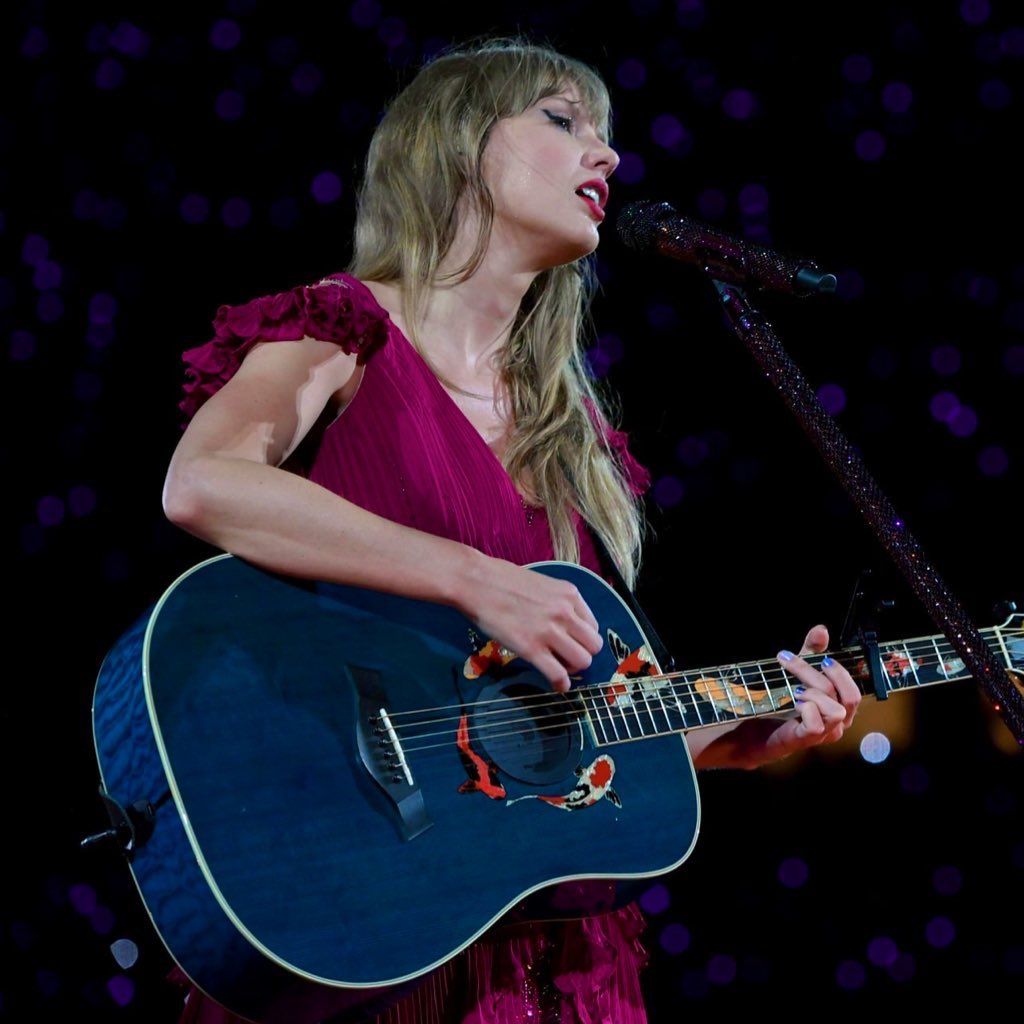 TheSwiftSociety's tweet photo. ‼️| @TaylorSwift13 played a mashup of "Is It Over Now?" and "Out Of The Woods"
#BuenosAiresTSTheErasTour https://t.co/chq7ySNqB2