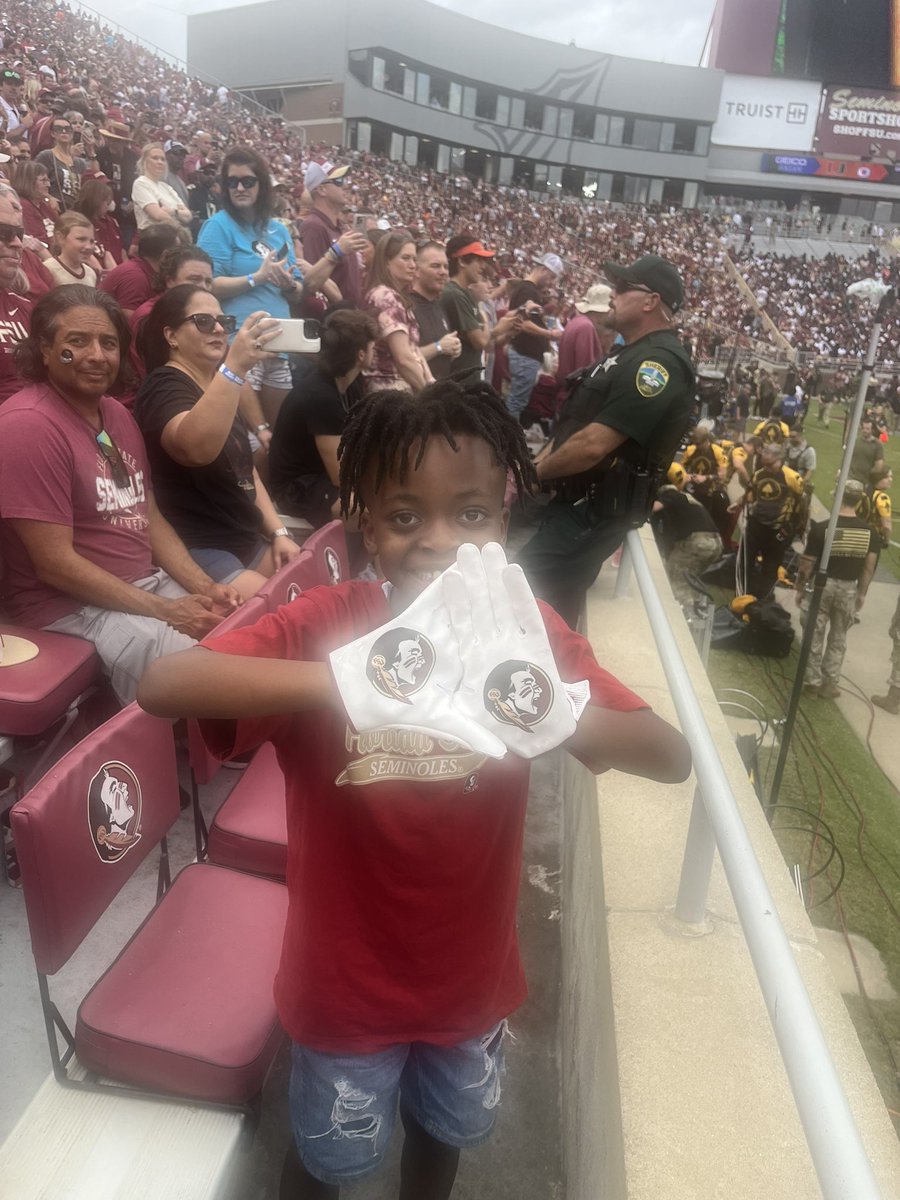 Smitty_904's tweet photo. Way to kick off Birthday week!! He’ll never forget this experience front row 35 yard line in a sold out Doak Campbell stadium 🏟️ #FatherNSon #GoNoles🍢 https://t.co/ZEZBICEFLF