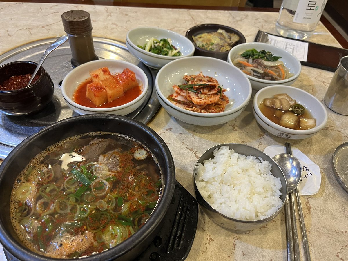 아침에 머리자르고 배고파서/ 논현동 원강 / 곰탕이 13000원인데 / 여기도 강남을 대표하는 고깃집이죠/ 근데 곰탕은 걍 팬서비스로 주는거 같음 / 서울에서 나주곰탕의 투탑이라고 생각됨 / 나머지 하나는 강서구 방화동에 계십니다 껄껄