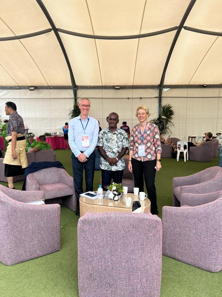 Meeting Hon. Jeremiah Manele, Foreign Minister of Solomon Islands, at #PIFLM52, to discuss climate change, the challenges his country and the region are facing, and #TeamEurope action.