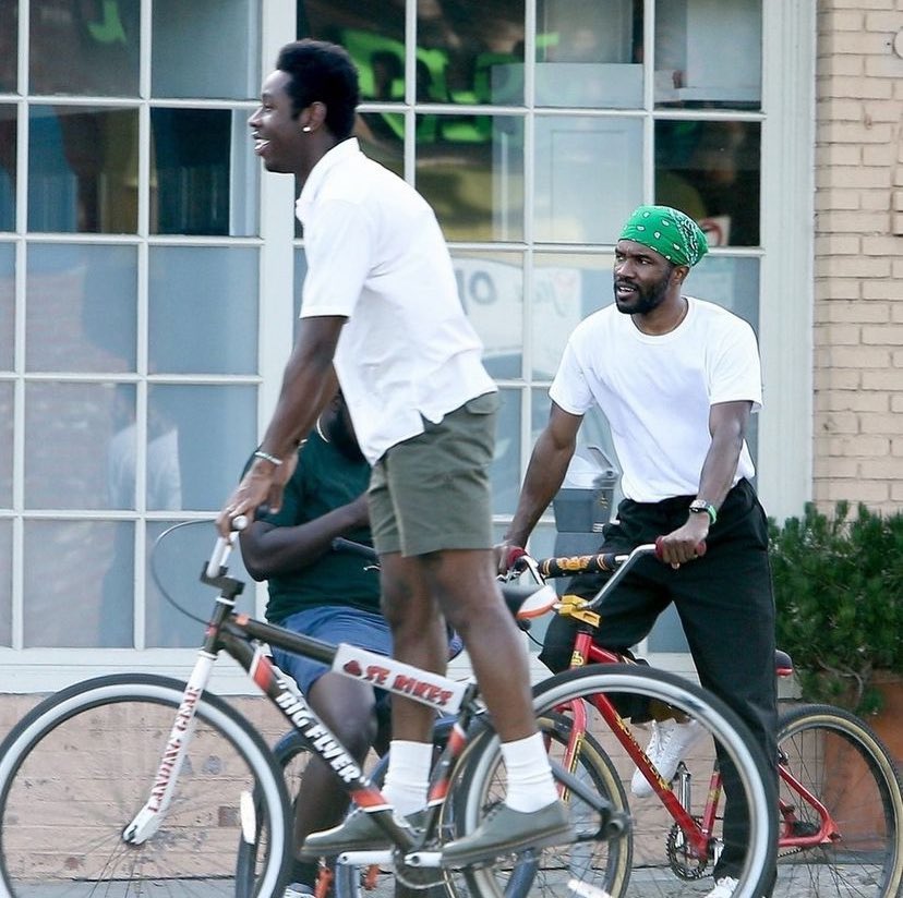 frank ocean e tyler andando de bicicleta
