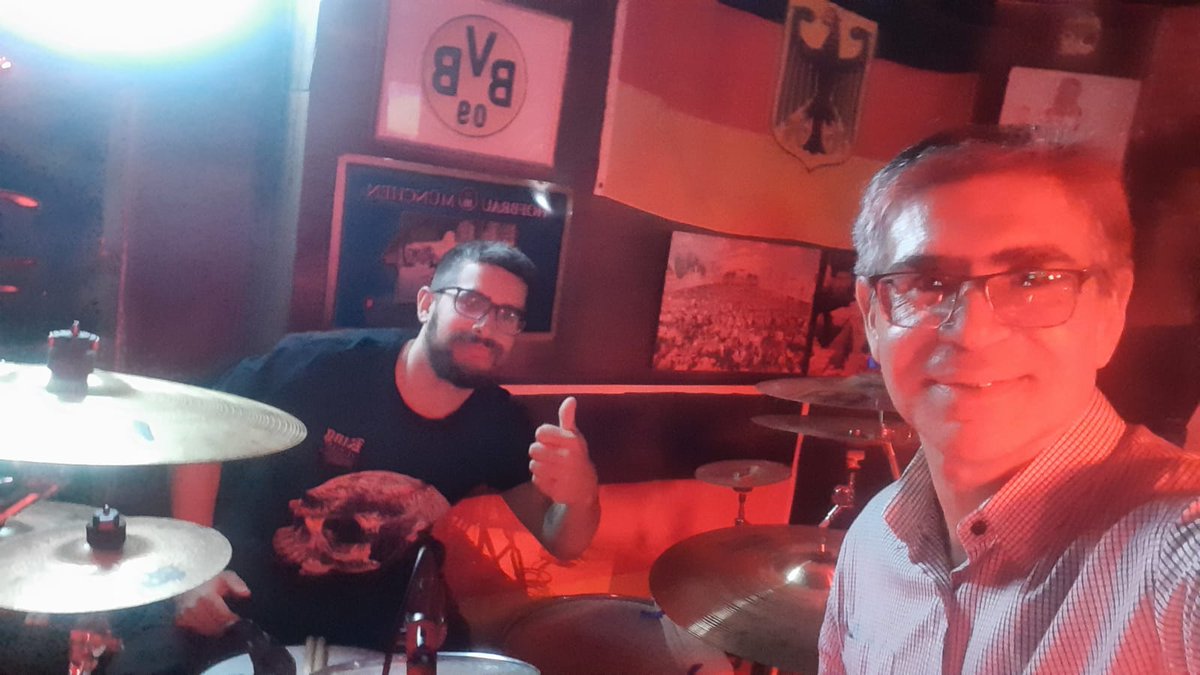 Noche de "toque" compartiendo con mi talentoso hijo músico baterista y deportista!!! Fuerza Rogus!!! Con banda de teloneros en percusión y luego con grupo de fondo!!! Todo un lujo en Die Mannschaft Bar.
