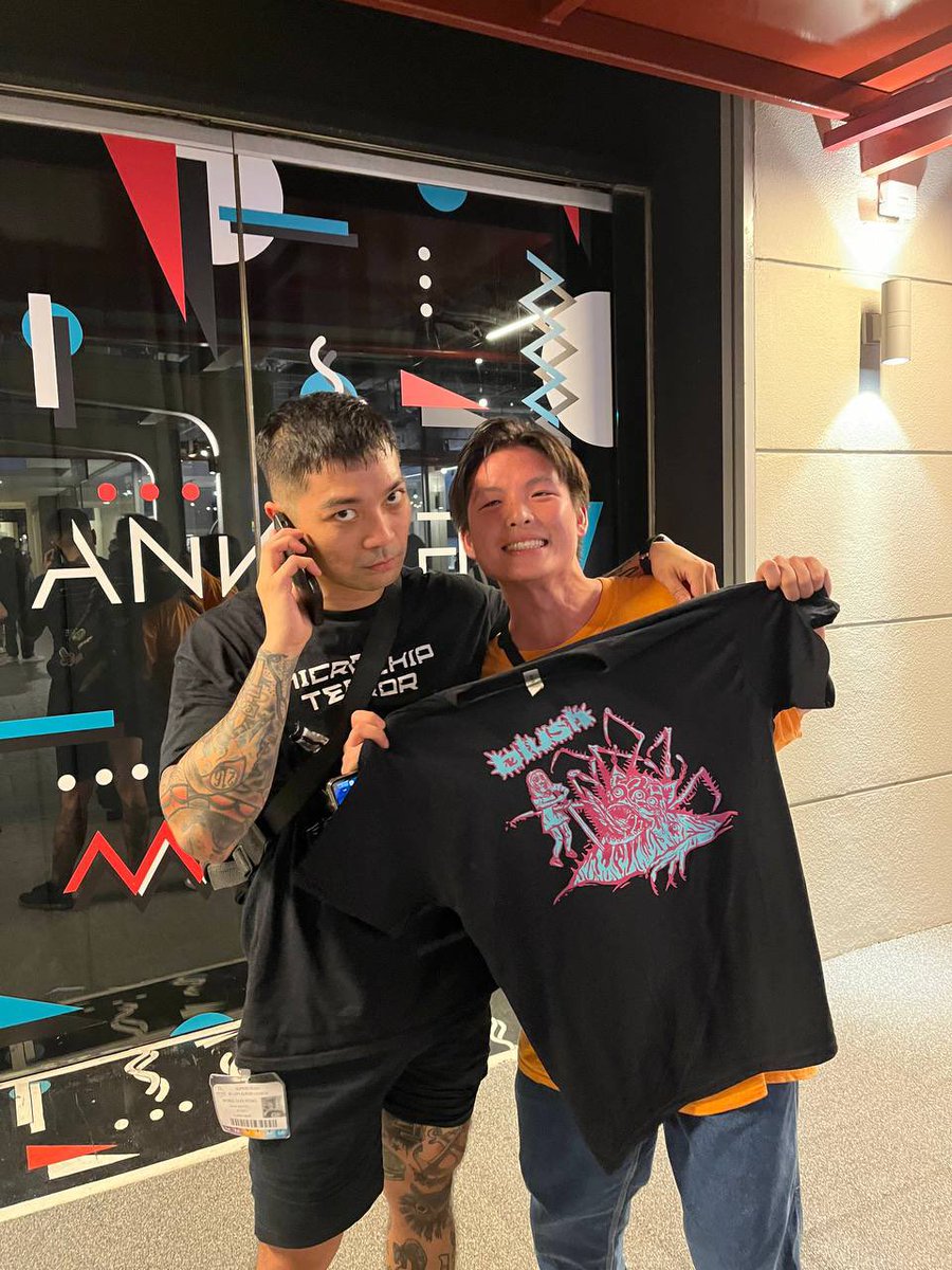 Blush ystd very good sia got 100 people line up to take picture with the band!!!