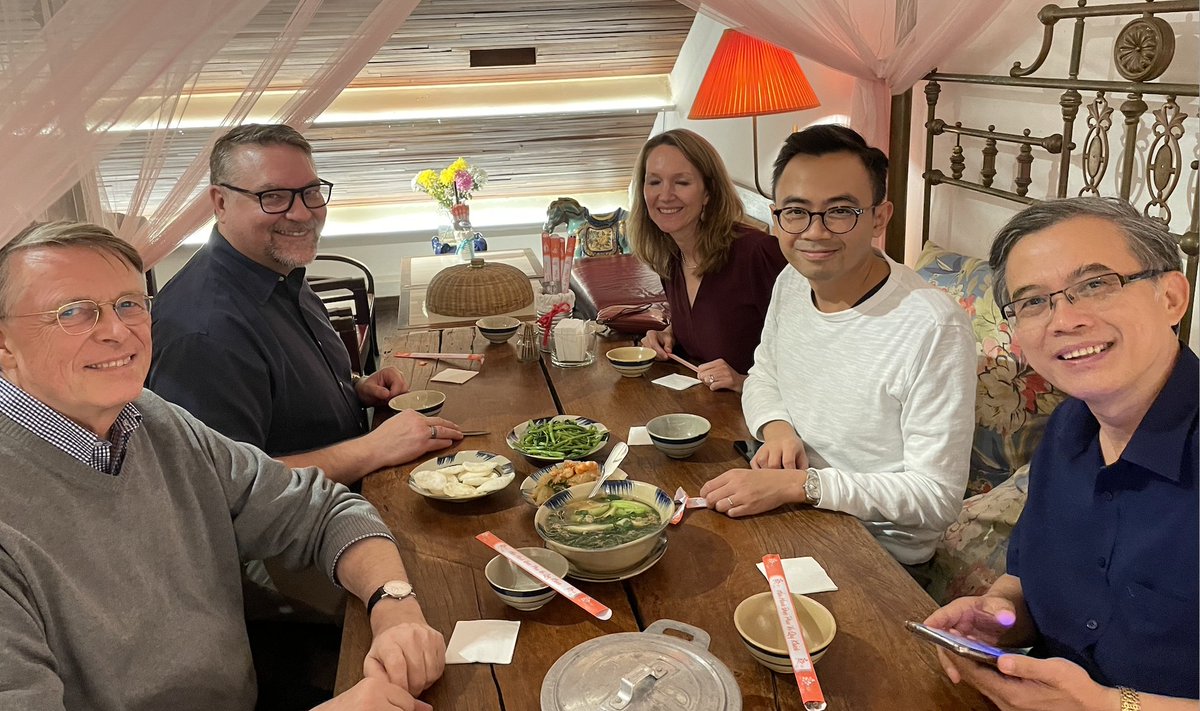 Enjoying amazing Vietnamese dinner in Ho Chi Minh City with @DrJFrank, Bao-Long, @DrDavidDuong and Lisa Cosimi (@LisaCBoston) after Nat'l MedEd conf - more local workshops tomorrow.