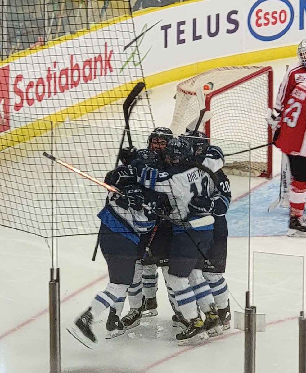 Team Québec scores. Score 1-0 for Team Québec.