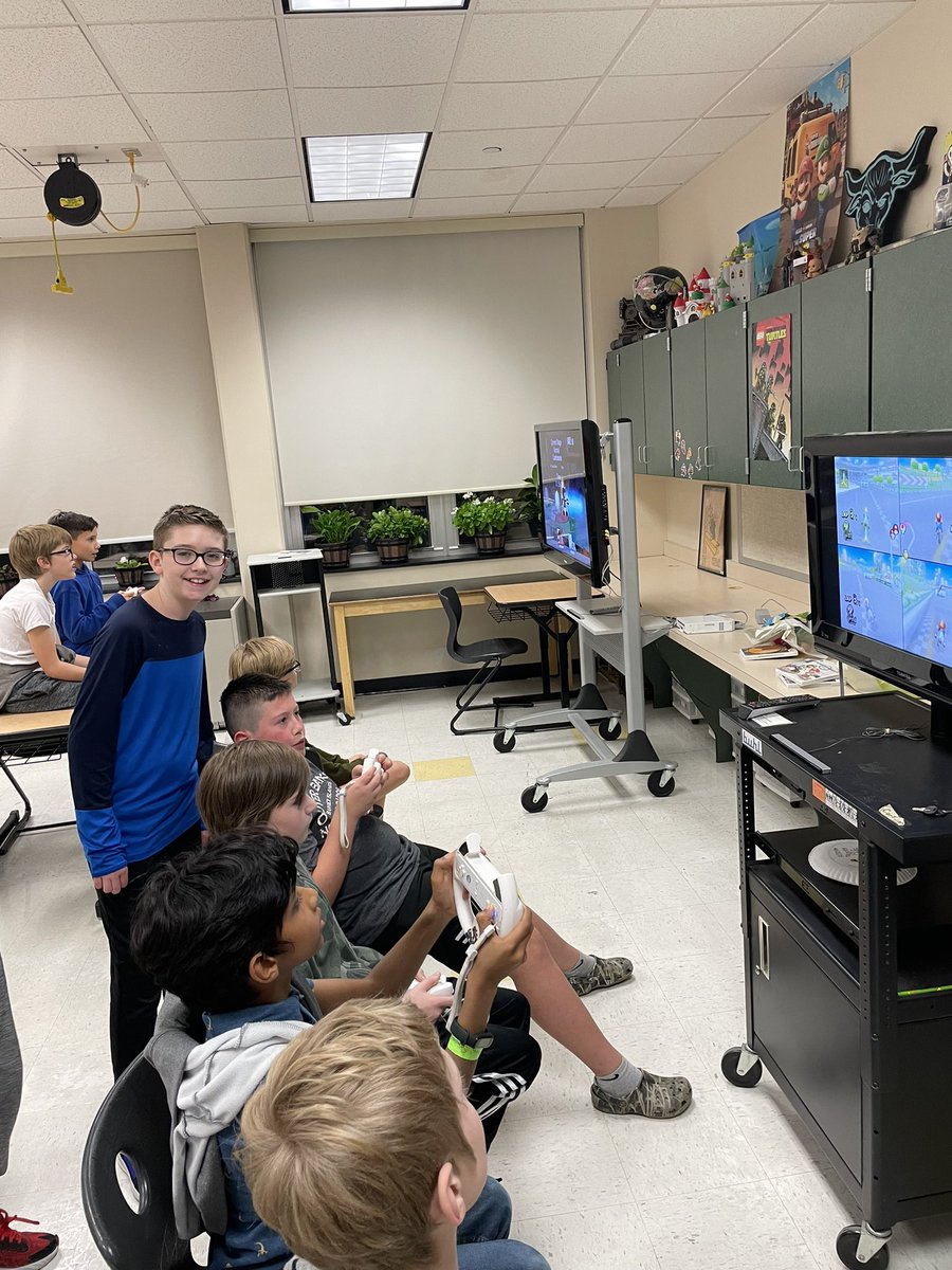 CISCMSD's tweet image. Our first Activity Night of the year was a success—students had a great time! Thanks to our CISPO volunteers for making it happen!! Looking forward to our second one sometime in the Winter! @DrTaranto @canon_mac