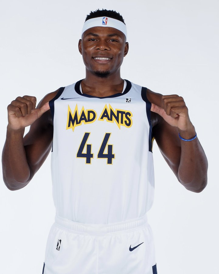 TristanUda's tweet photo. Former Wildcat Oscar Tshiebwe in his NBA G-League Debut (with his new glasses) 😳

33 pts (11-21 FG)
23 rebs (one away from the team record)

He had 26 pts and 18 rebs in just 21 minutes...

Side note, he is teammates with former Cat Reid Travis who had 11 pts and 5 rebs. https://t.co/ckK8aotSmj