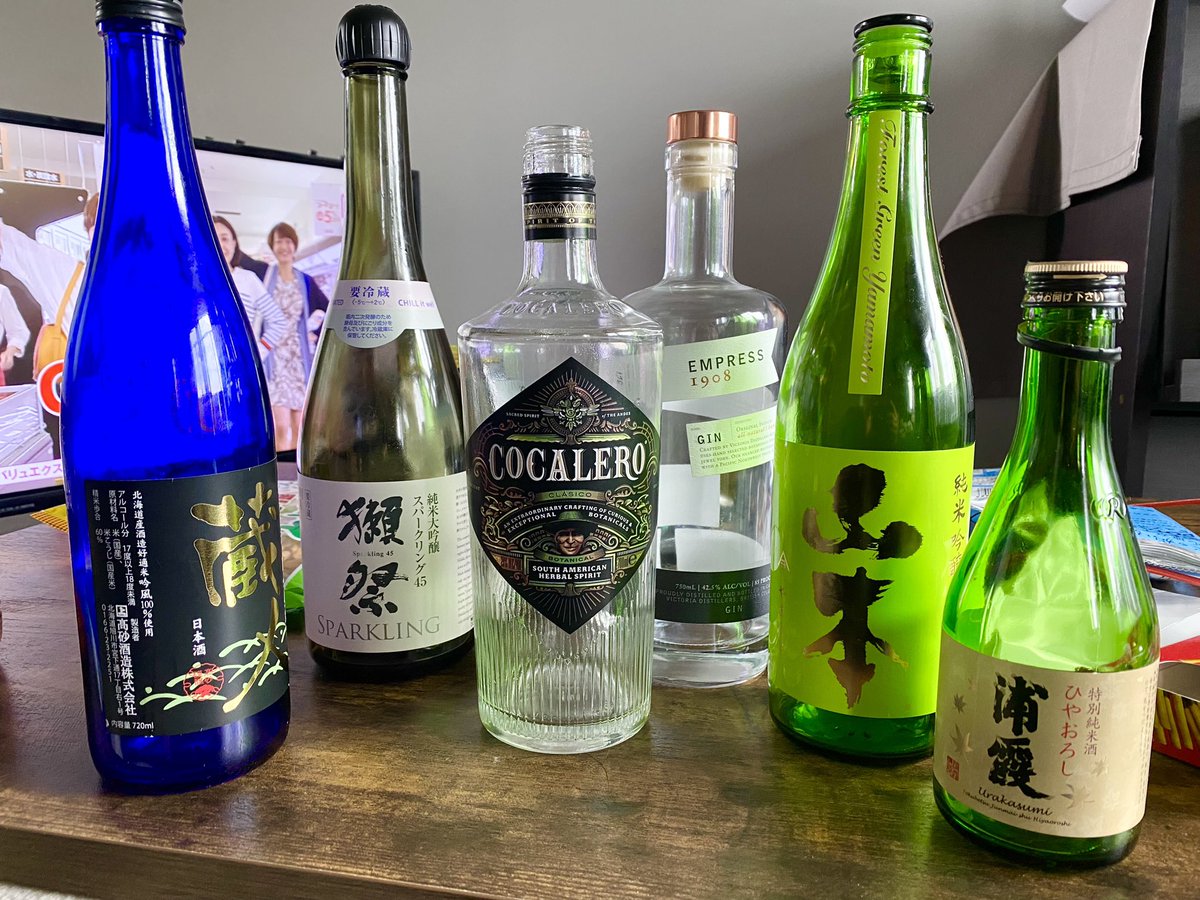 n15o_k's tweet photo. 5人だといろんなお酒が飲める🤤 https://t.co/qvQWUQa3Js